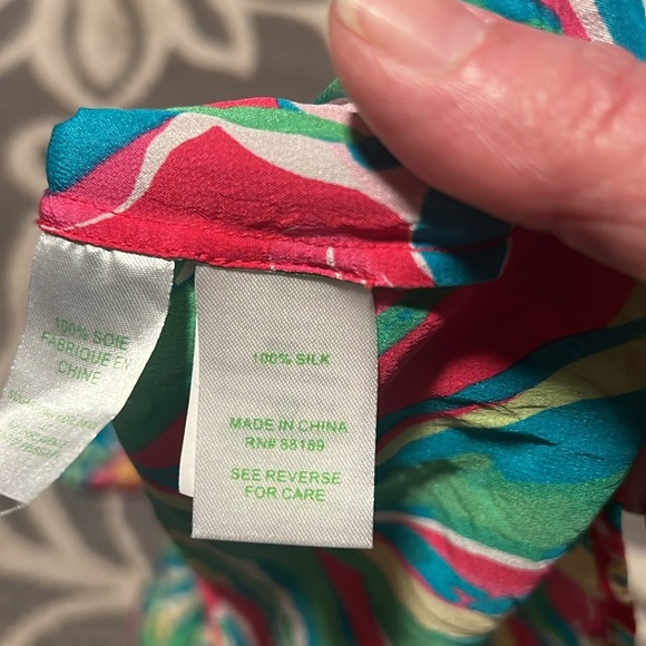 Lily Pulitzer 100% silk blouse. Long sleeve. Excellent condition size medium. - Picture 5 of 5